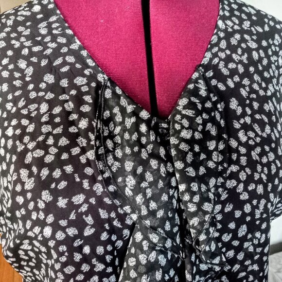 Relativity B&W Print Ruffle Front Cap Sleeve Top - Picture 2 of 7